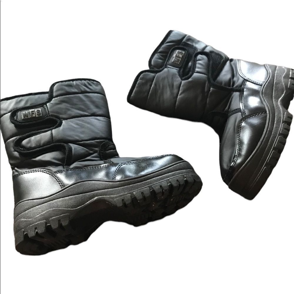 WFS snow boots size 4Y new never worn snow boots